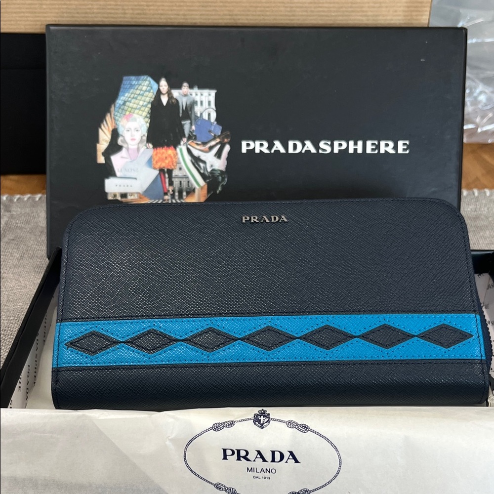 Beautiful wallet, see details. New with plenty of room. See photos.